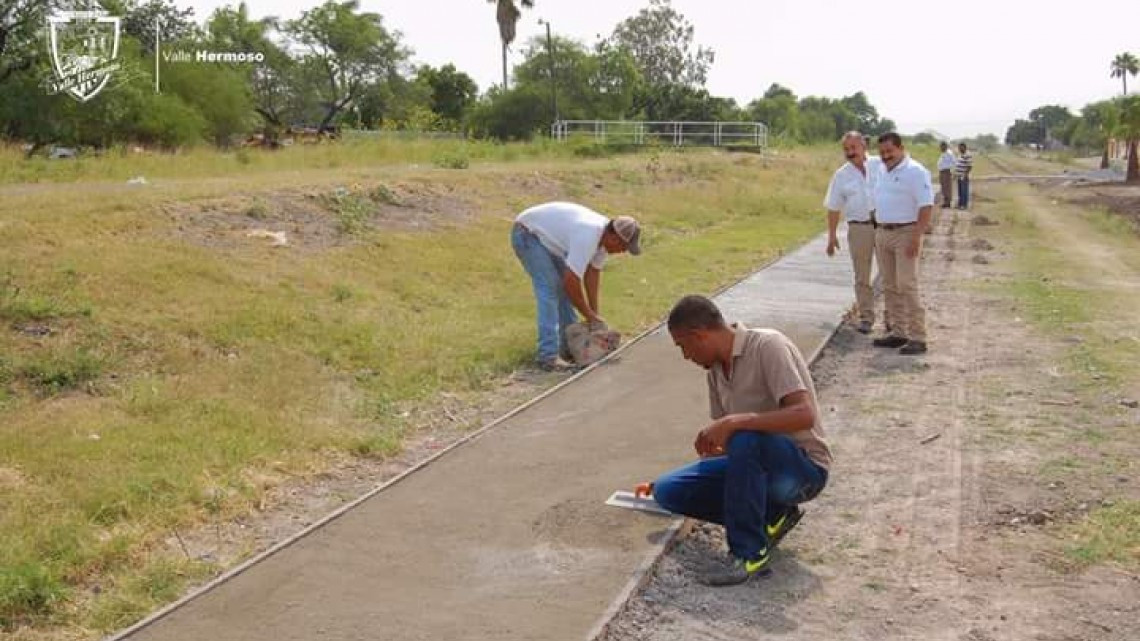 Alcalde supervisa construcción