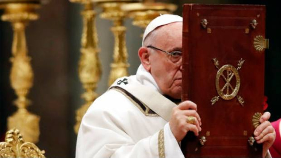 Papa expulsa a sacerdotes por realizar exorcismos no autorizados