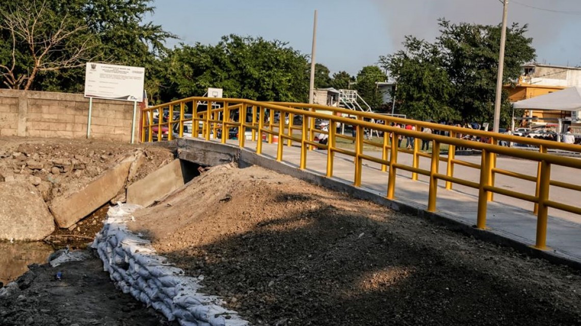 Entrega alcalde puente peatonal