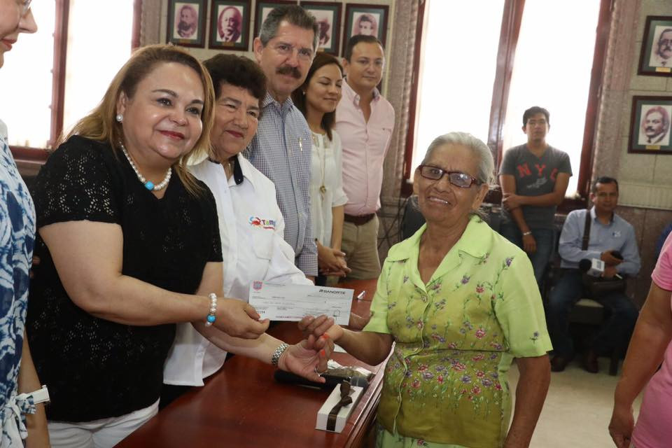 Entrega Ayuntamiento premios a ganadores del “Gran Sorteo del Pago Predial 2017”