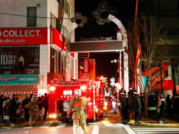 Automóvil arrolla multitud en Tokio