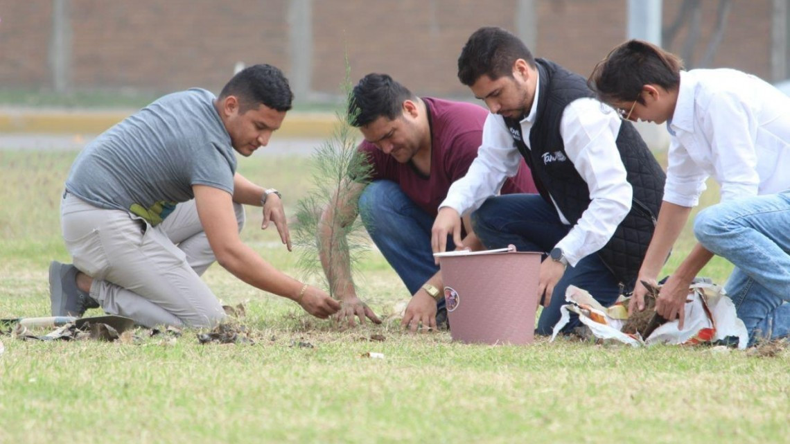 Jóvenes llevan a cabo acciones de reforestación