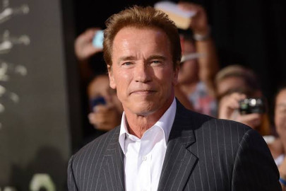 Arnold Schwarzenegger es vacunado contra el covid-19