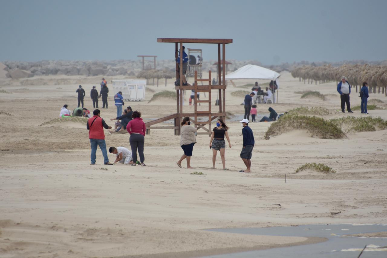 A pesar de frente frío, turistas arribaron a playa Tesoro de Altamira