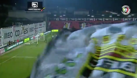 Bandera bloquea al VAR en gol anulado en fuera de lugar