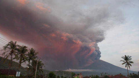 Volcán Agung alerta a habitantes de la isla de Bali