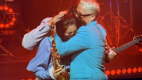 Alejandro Sanz invita a María Elena Ríos a tocar en su concierto