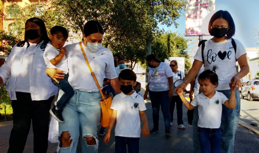 Piden con caminata una movilidad segura para débiles visuales 