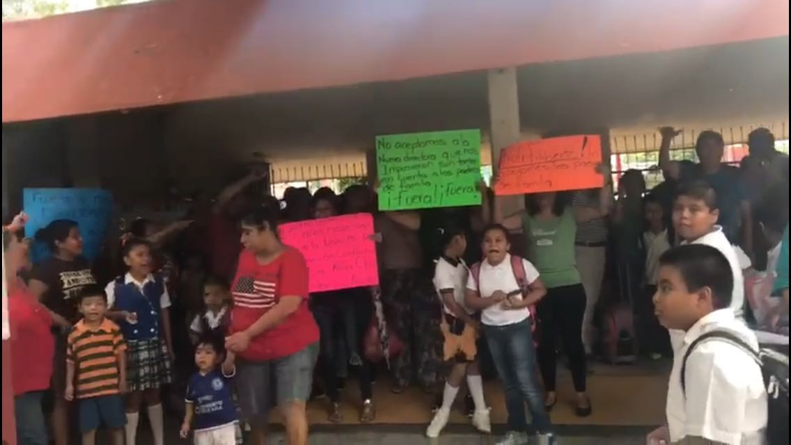 Mamás arman zafarrancho para defender a director destituido