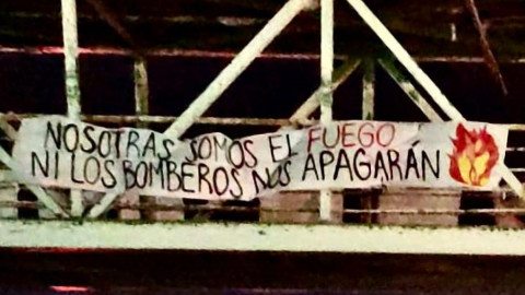 Feministas colocan mantas en puentes peatonales