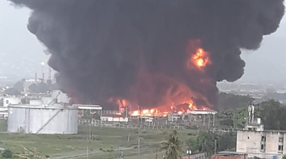 Rayo impacta refinería de Venezuela