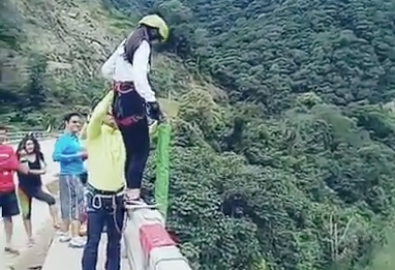 Mujer que salta de un bungee se estrella en el río