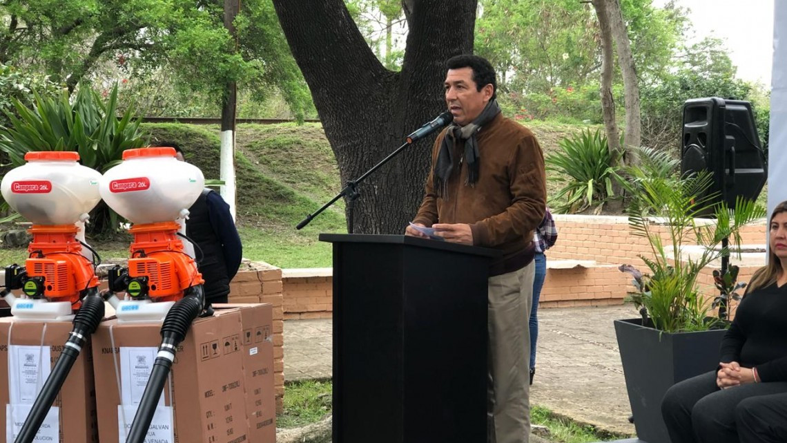 Entregan moto aspersoras a productores del campo