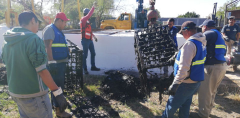 Desazolvan unidades Vactor de Obras Públicas Cárcamos y líneas de drenaje sanitario