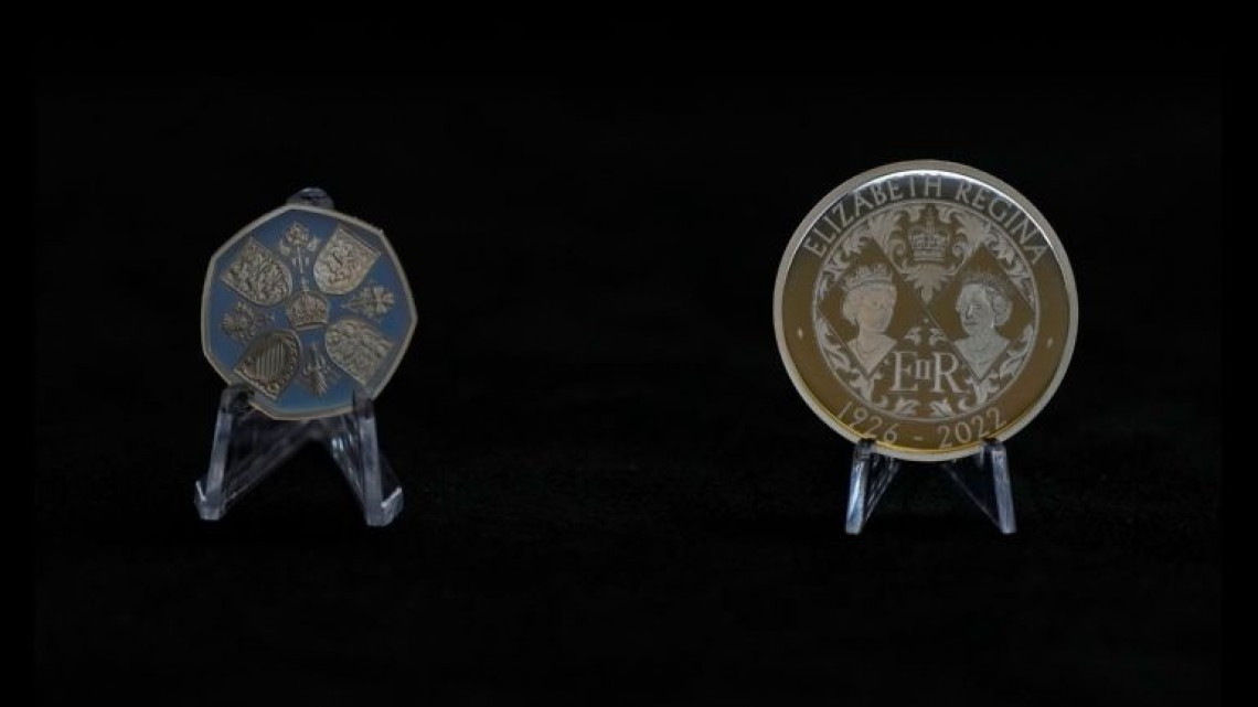 Presentan primeras monedas con el retrato del rey Carlos III