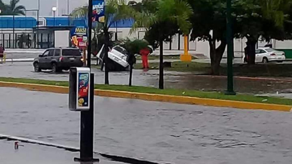 Cae carro a canal arrastrando por la corriente