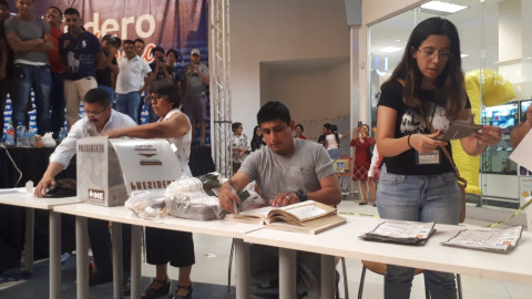 Obligan a funcionarios a contar boletas frente a multitud