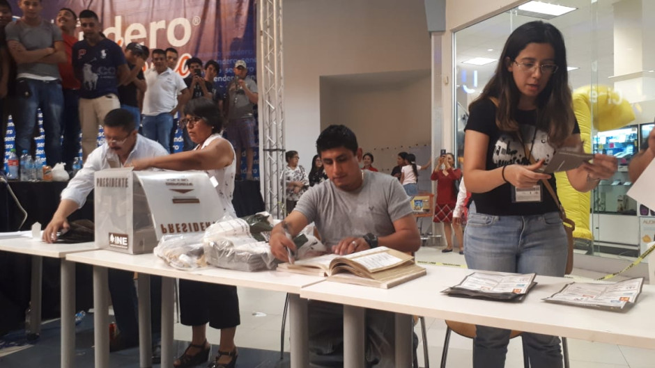 Obligan a funcionarios a contar boletas frente a multitud