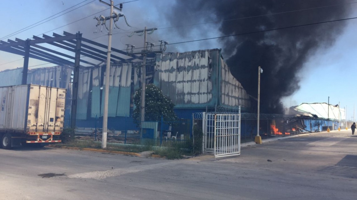 Combate bomberos feroz incendio