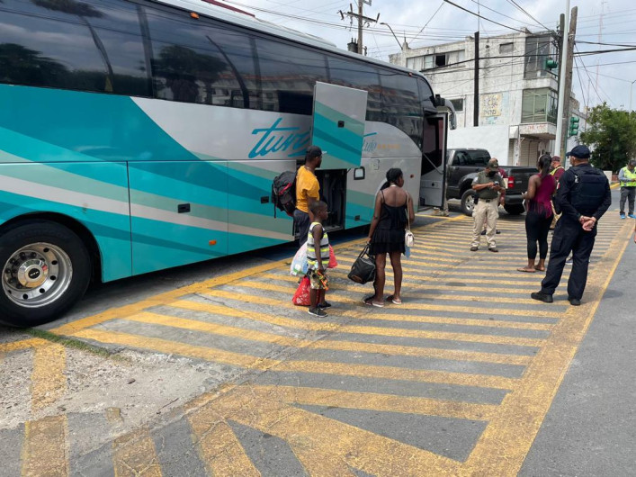 Municipio apoya a haitianos en traslado a Monterrey, Nuevo León 