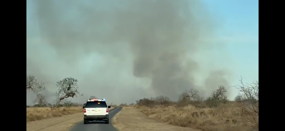 Emiten restricción de vuelo por incendio masivo en Condado Willacy