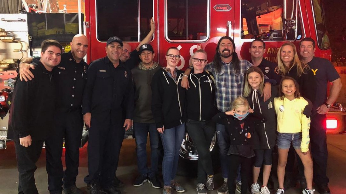Dave Grohl prepara asado para los bomberos en California