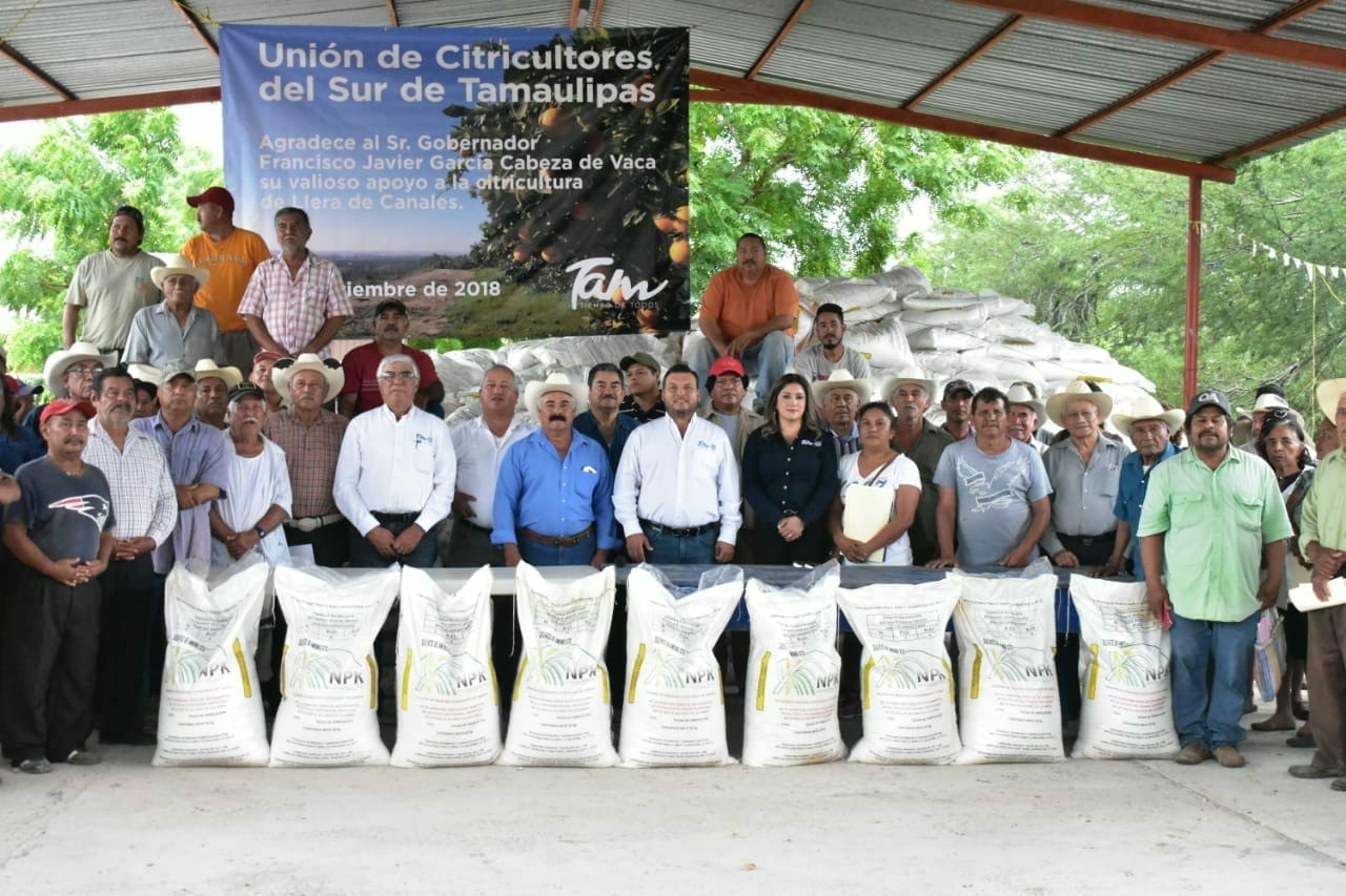 Con la entrega de fertilizante, Gobierno del Estado fortalece zona citrícola de Llera