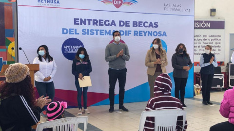 Entrega DIF Becas del Programa 'Contigo Soy Capaz'