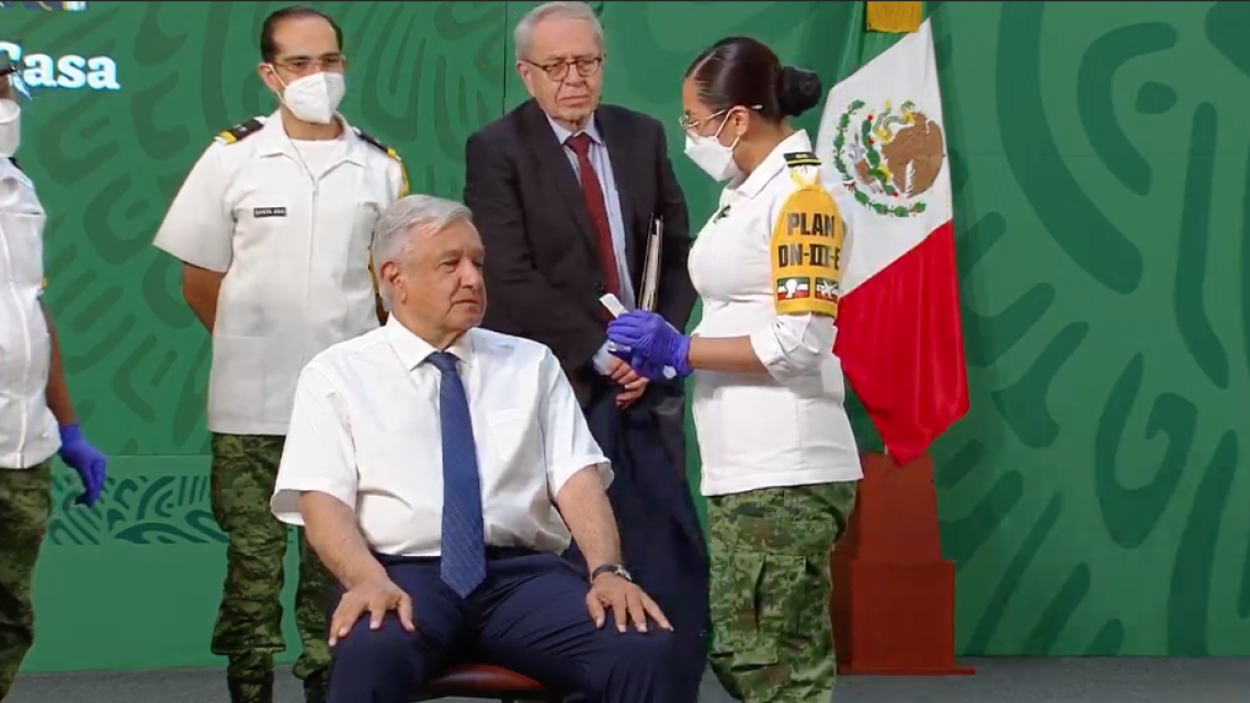Recibe AMLO primera dosis de la vacuna AstraZeneca contra el COVID-19 en Palacio Nacional