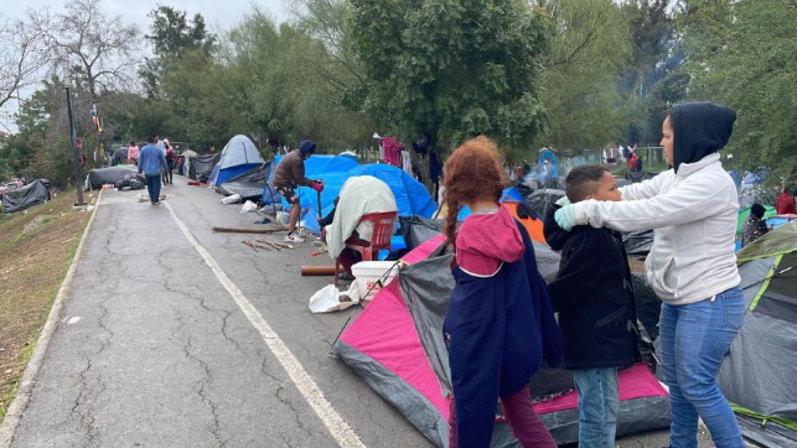 Reportan miles de migrantes varados en Matamoros a la espera de EU ponga fin al título 42