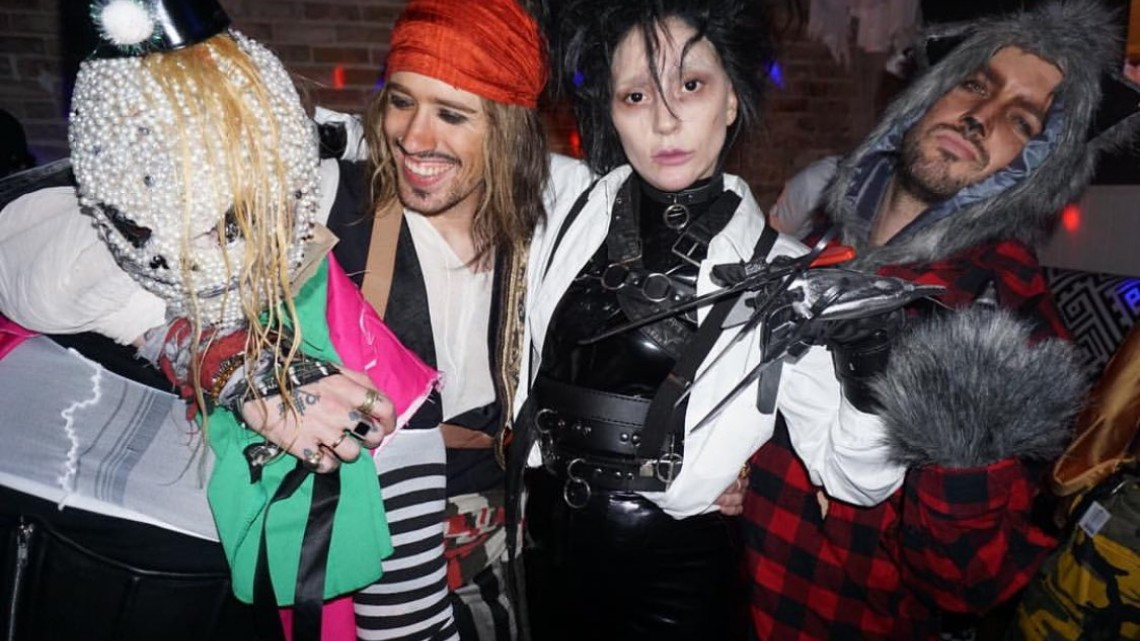 ¡Lady Gaga se disfrazó como Edward Manos de Tijeras!