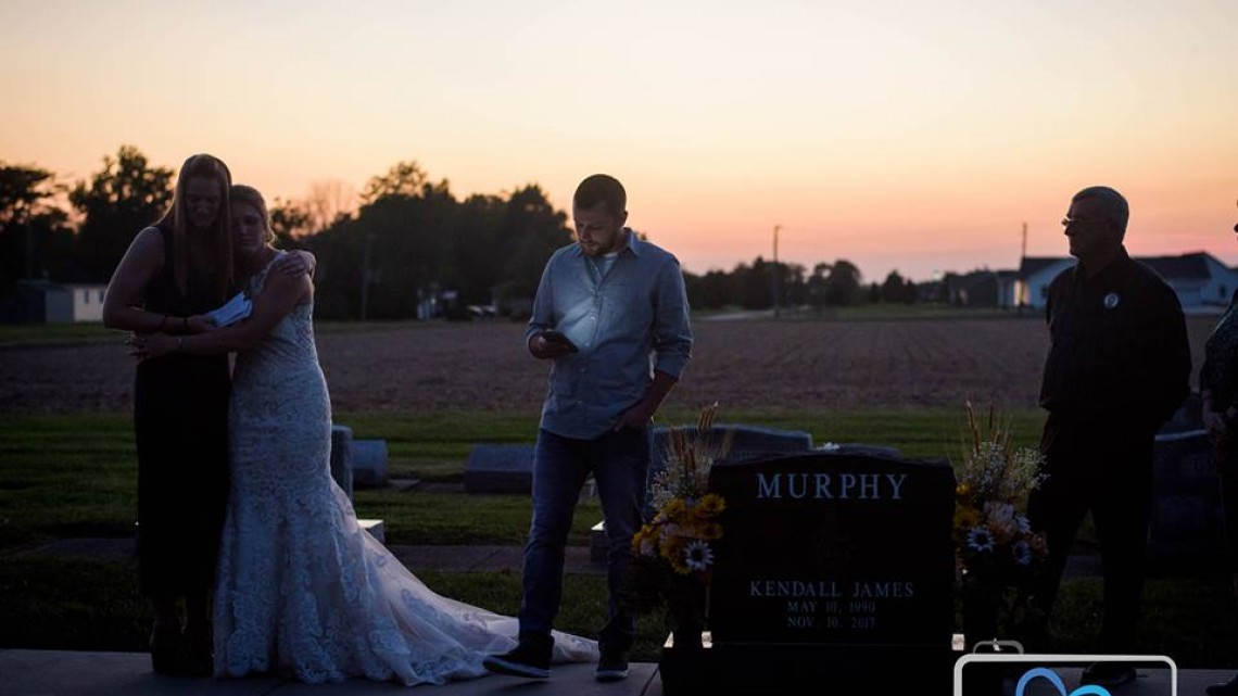 ¡Hermoso detalle! Mujer recuerda a su prometido muerto con sesión de fotos