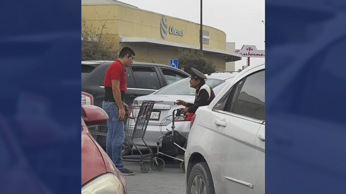 Joven es captado ayudando a un compañero con discapacidad