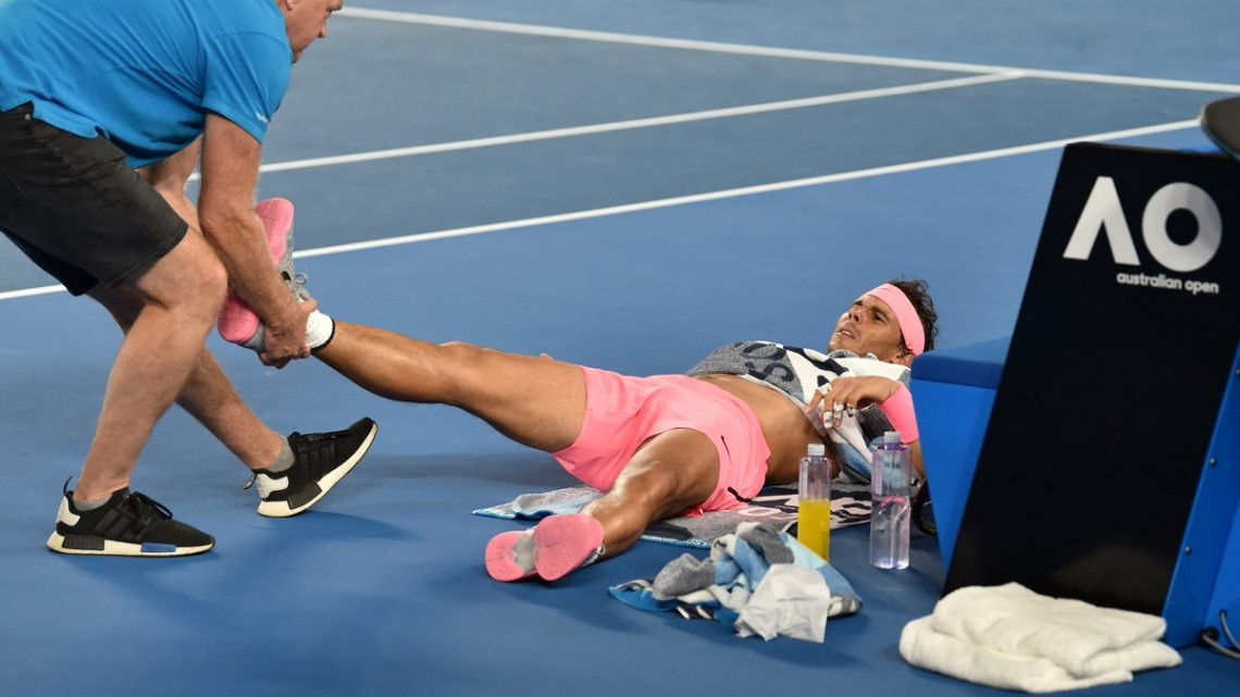Nadal abandona el Abierto de Australia por molestias
