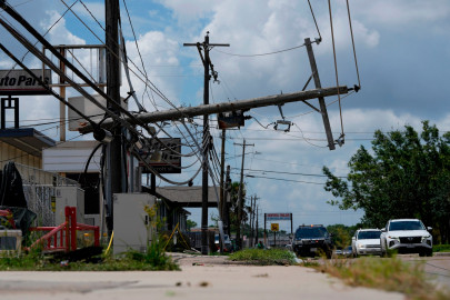 ¡Calorón y sin luz!; Continúa apagón en Houston por cuarto día