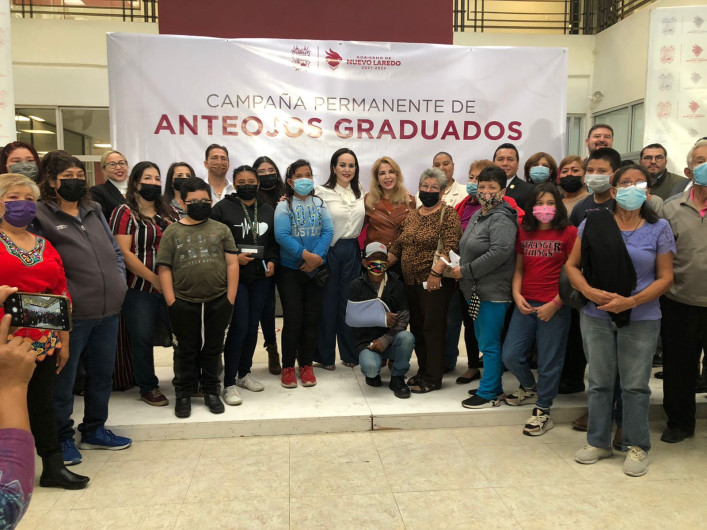 Gobierno de Nuevo Laredo entrega 60 pares de lentes