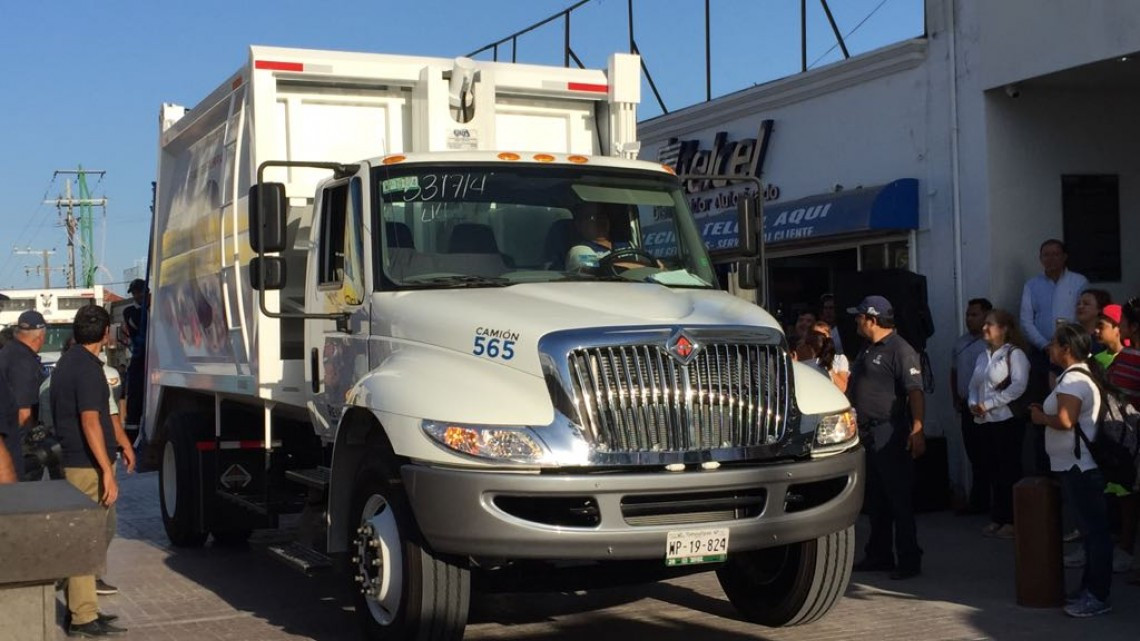 Pone Maki en operación 23 camiones nuevos de basura