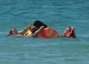 Presidente de Portugal auxilia a mujeres en la playa