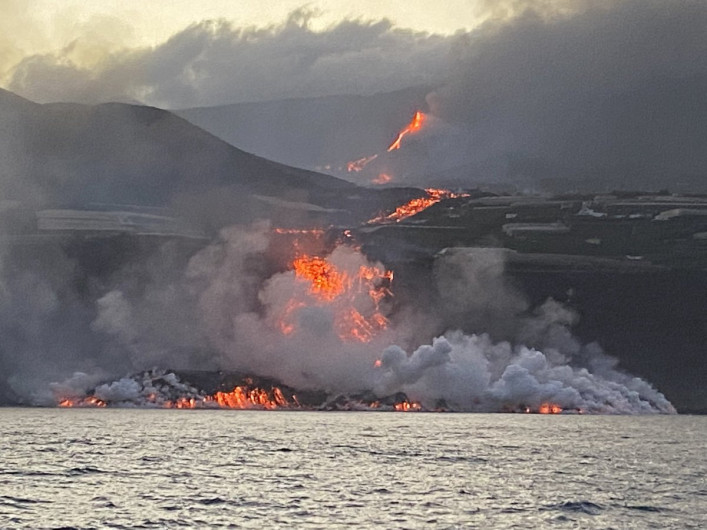 Lava del volcán de La Palma, en Islas Canarias, llega al mar