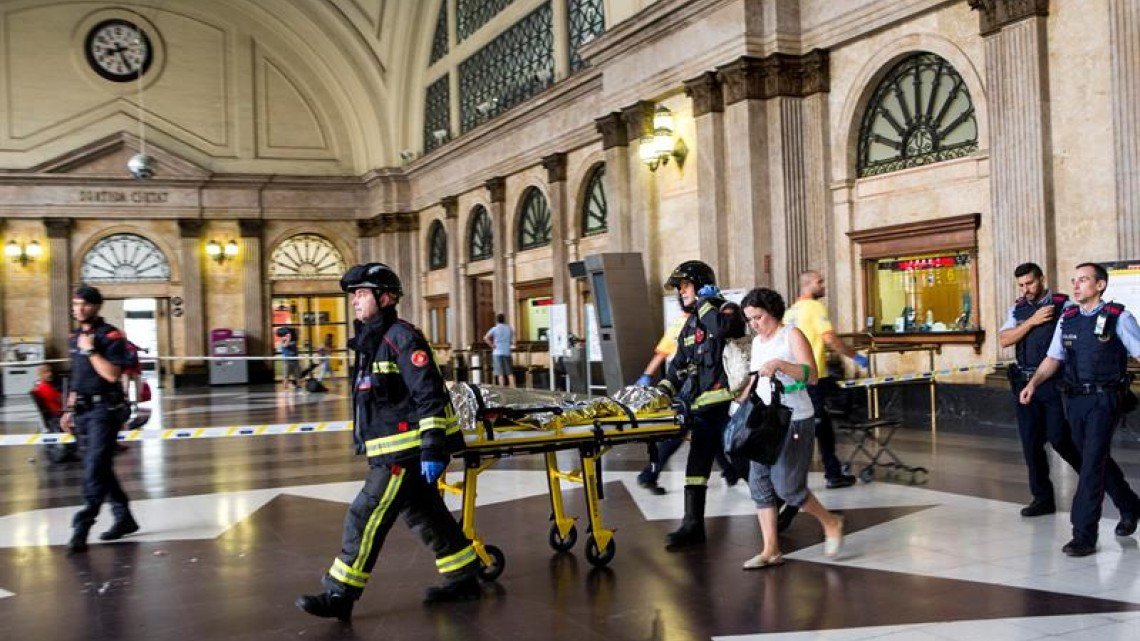 Deja al menos 48 heridos accidente de tren en Barcelona, España