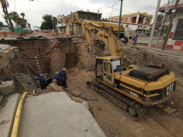 Trabaja Gobierno Municipal con COMAPA, para reparación de socavón