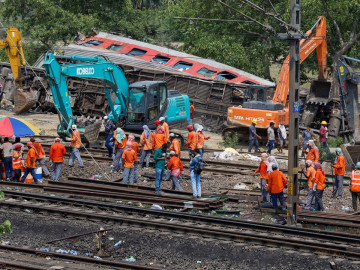 Se eleva a 288 la cifra de muertos por choque de trenes en la India