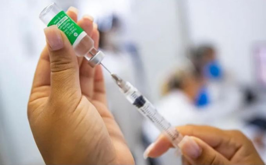 Espera AstraZeneca tener nueva versión de su vacuna para finales de año