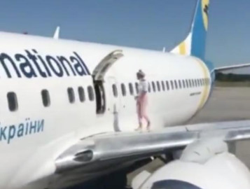 Mujer se pasea sobre ala de un avión