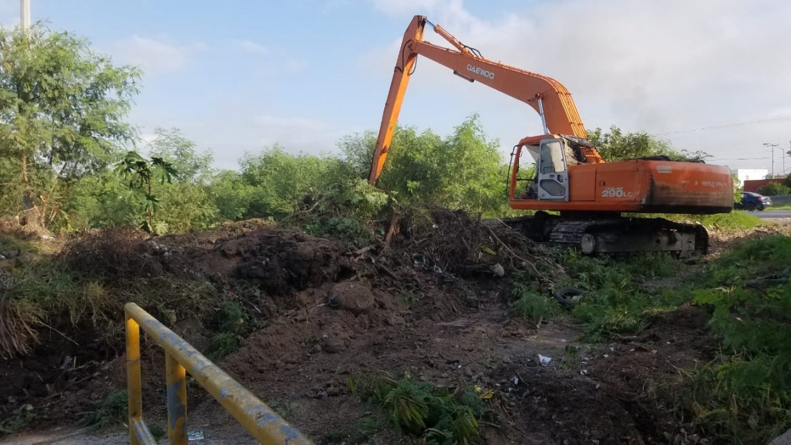 Desazolvan cuadrillas municipales dren pluvial
