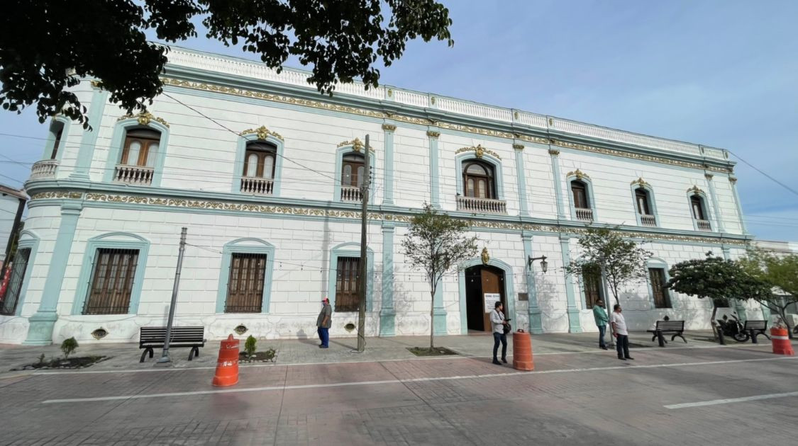 Regresa Lalo Gattás a presidencia; evita ser abordado