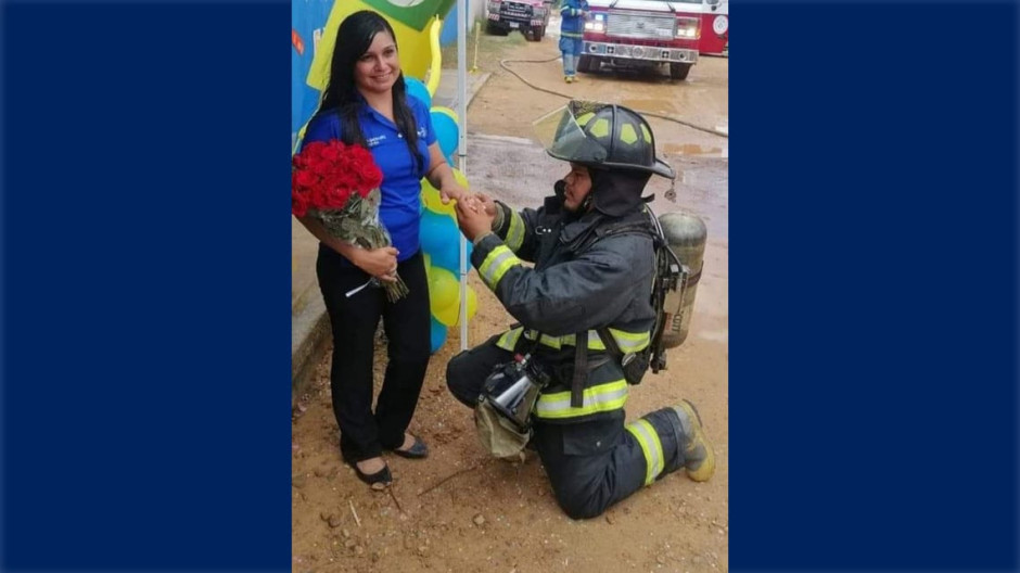 Le pide matrimonio con todo y camión de Bomberos