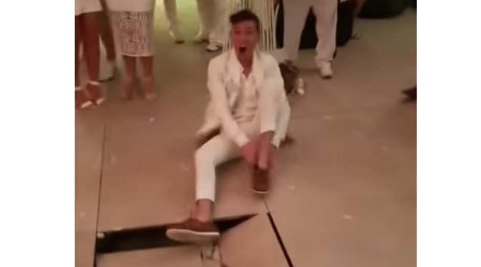 Invitado parte el piso con baile acrobático