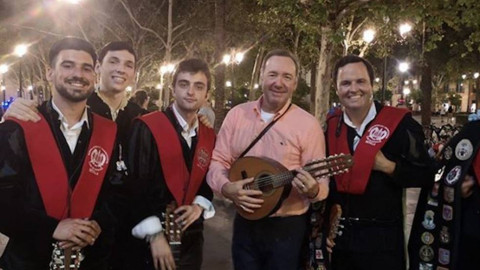 Kevin Spacey estuvo en España cantando con una tuna de Sevilla