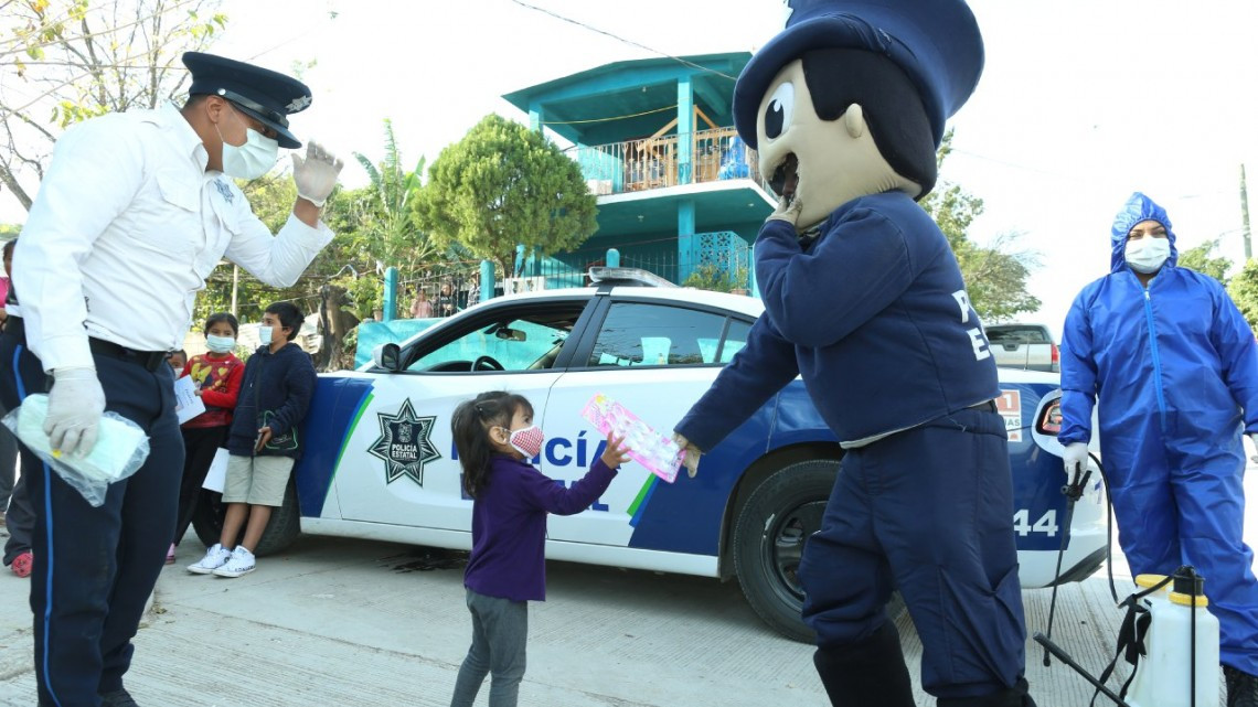 Policías estatales entregan regalos a niños y niñas de escasos recursos